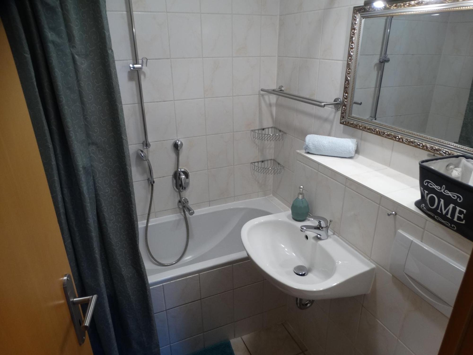 Deutsches Haus Apartments Ломе Екстериор снимка